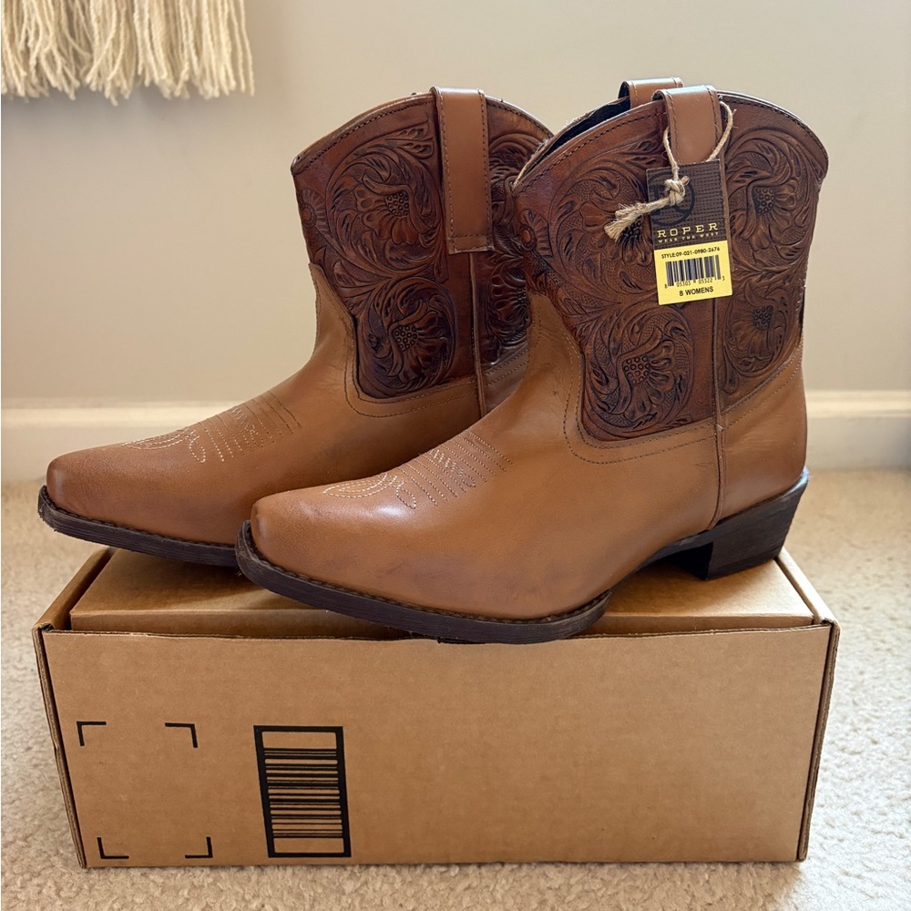 New with tags! Roper Dusty Tooled Leather Boots in Tan Sz 8